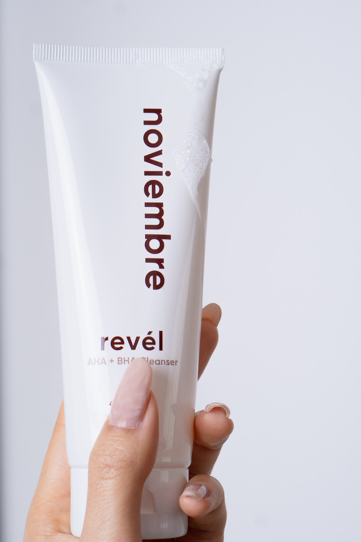 El tubo de revél en la mano